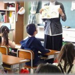 【復讐】小１息子の授業参観で、ある男の子が指されて立ち上がった時のこと。突然教室の扉がガラッって開いて女性が入ってきた。そして父兄の中のひとりの女性を指さして・・・