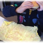 【衝撃体験】3人目だからいいかげんになっちゃうよねーと2歳の子供にマックやチョコを食べさせてるママ友の事を見下してたんだけど、この前お家に遊びに行ったら衝撃を受けた。