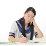 【黒い過去】中学生の時来た教育実習生は、独特のキャラクターなうえ教え方がヘタで、実習生の授業中は皆やりたい放題してた。ある日私が遊んでるのを実習生に見つかって目の敵にされたことでちょっとした騒動になった。