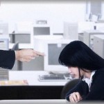 【阿呆】3ヶ月前に転職してきた業界未経験の営業は美人なんだが、上司の課長が口を利かない。営業中に困ったことがあって相談電話しても無視。3年目の男子ができなくてもニコニコしながら教えてることを、美人ができないと猛烈に罵る。