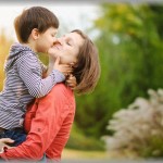 【親子】甘ったれの息子を夏休みにキャンプに放り込んだのが小３の時。バスの窓にベッタリ張り付いてこっちをじっと見てた一週間後に真っ黒になって帰ってきた。