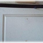 【衝撃体験】俺の住んでいるマンションは空室になると郵便受けにテープが貼られたりするのでパッと見で分かるんだが、ある１室のドアにテープが何重にも貼られているのを見つけた。これは…。