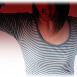 【恐怖】引越して数日経ったマンションで、誰かが郵便受けを漁ってるのを家の中から目撃。翌朝知らない女に襲撃された。「○○を奪ったな！」と意味不明なことを喚くこの女は…。