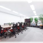 【キチガイ】うちの会社は広めの会議室があって、使わない日は他の会社に貸したりしてる。ある日、うちの会社の会議がありそうな日に予約をしたいという会社があったので利用を断ると…。