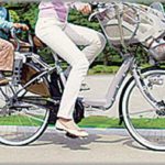 【衝撃】自転車の前後で6歳、7歳ぐらいの子供を乗せて、さらに赤ちゃんを抱っこひもで体に巻いて走っていた人がいた。