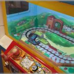 【カチムカ】ゲームコーナーにあるトーマスの乗り物に子供を乗せいたら二歳ぐらいの子が近付いて来て画面を覗いた。するとその子の親が来て・・・