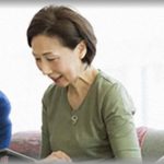 【シャレにならない怖い話】実家に遊びに行って父母と楽しく話していると、母が「そうだ、○○にいい本を見つけたのよ♪」と押入れを開けた。ところが下の段を見ようと座った母が、いつまでも動かない。「どうしたの？」と肩を叩いたら・・・