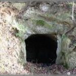 【衝撃体験】実家には、昔防空壕として使われていた抜け穴がある。危険なので取り壊すことになり、業者が重機を入れて掘りすすめてたら、とんでもないものが出てきた！