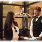 【神経わからん】ホテルに勤めてるんだけど近くの潰れたホテルの人の面接をすることになった。当日、深々と椅子に腰掛け背中をそらし手を腹の前で組んだその男との面接は酷いもので…。