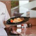 【驚愕】ファミリー向けの飲食店でバイトしていたら、中学一年生ぐらいの男の子が一人で来店した。その子がめちゃくちゃ食べるので驚いていたら・・・