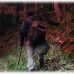 【怖い話】山菜採りに行った夫婦の妻が滑落したと連絡が入り駆けつけると、もう生きてはいないと直感する状態だった。しかし夫は「妻が呼んでる！早く助けて！」そこから夫が信じられない行動に出た。