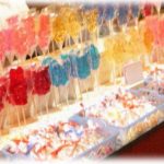 【恐怖】縁日のべっこう飴に魅了された私は毎日通って眺めていた。最終日、飴屋のおじさんが棒つきべっこう飴をくれたので食べる場所を探していたら、他のおじさんも砕けたべっこう飴の袋をくれた。しかしこれは…。