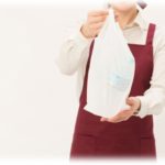 【腹が立つ話】サッカー台で荷物まとめてたら、隣のグループのババアに俺の買った商品の袋をとられそうになったので「俺のだよ」と言ったら「ドロボー！」と騒がれた。さらにそこに来た店員が無能すぎて…。