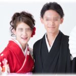 【衝撃体験】私の成人式で、彼氏とツーショットで写真撮影した。その写真をとても気に入った彼氏は、結婚した後も大事に額に入れて玄関に飾っていた。ところがある日、見知らぬ女性が玄関に飛び込んできて・・・！