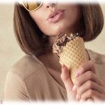 【赤面】行きつけの居酒屋に嫁を連れて行った時、カウンター客がアイスを注文するのを聞いて、嫁の目がキラーンと輝いた。食べ終わって俺がトイレに立った時、嫁は声高らかに「大将！アイス2つ！」と注文した。トイレから戻ると、そこには嫁のうなだれた姿が・・・