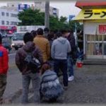 【衝撃】ラーメン屋の開店を待つ客で結構行列ができてるのに、入口に置かれたブラックボードは「準備中」のままだった。そしたら大慌てで出てきた店主が「お待たせしましたぁ！」と言って、ブラックボードに何か書き足した。それを読んだ行列一行「え？？・・・ああ！！」