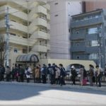 【マナー違反】飲食店で並んでた時、前に並んでいた女の人の番になったら旦那と母親と子供二人をどこからか呼んだ。