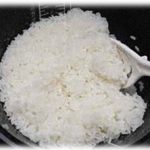 【DQNトメ】「息子ちゃんのために美味しいものを沢山買ってきたんだから」と惣菜や寿司を食卓に並べられ、義実家で夕飯を食べることに。寿司が嫌いなトメが自分のご飯をついで食卓に運ぼうとした瞬間、茶碗ごと床に落としてしまった。その時トメの取った行動に、一同目が点に・・・！