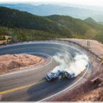 【怖い話】走り屋の間で有名な場所で、猛スピードで現れた乗用車がガードレールのないコーナーで吸い込まれるように崖から落ちていった！