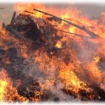 【修羅場】出勤しようとした主人が3つ隣の部屋のダクトから黒煙が出ているのを発見。火事だ！とドアを叩くも無反応で、私は逃げなきゃと思いながらも体が動かない。そんな中主人がドアを蹴破り…。