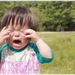 【修羅場】散歩中に農道の道端でギャン泣きしてる上半身Ｔシャツ（肌着？）、下おむつの幼児を発見！すぐに警察と児相に通報した結果…