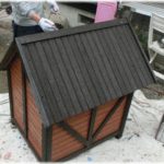 【制裁的いたずら】犬小屋の屋根塗りを自宅の駐車場で行った結果、染まったのは屋根だけではなく…