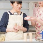 【スカッとした話】トメが「あら、こんな料理もできないの？」と三男嫁をイビリ出したのを見て、さっさと逃げ出した長男嫁。ところが気の強い三男嫁はひるまずトメに逆襲。それを見て「三男嫁さん、頼もしいわ～これからは助け合いましょうね！」とすり寄る長男嫁に、三男嫁がガツンと一言！