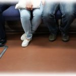 【ナイス連携】正月に電車で、そんなにうるさくもなく話している子供にキレて怒鳴りまくる酔っ払いおっさん。明らかにおっさんのほうがうるさい。そんな状態で車内の人が連携した結果→おっさん「痛い痛い」