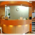 【キチガイ】歯科医院にやってきて受け付けもせず待合室で座っていた女「あとどれくらい待ち時間ありますか？もう30分くらい待ってるんですけど」私「受付済まされました？こちらに名前を…」女「」私「？！」