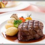 【修羅場】従兄の結婚式でステーキが出された。祖父はフォークでちょっと突いて食べるのを拒否。祖母が「食べなさいよ。残すのは失礼よ」と細かく切ってあげても断固拒否。従兄嫁の祖父に「肉はお嫌いですかな？」と呆れられ、テーブル一同なんとなく気まずい思いをした。ところがその数秒後・・・！