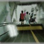 【墓場まで持ってく話】通学の地下鉄でよく会う男は、階段を降りてくるとき、必ず人が歩いてるところに向かって真正面から突っ込んでくる。それも地味な女性を狙って。ある日、その男が30代くらいの地味な女の人に突進するのを目撃した。すると、その女の人はよろめいて男を避けた次の瞬間、思いがけない行動に出た！！