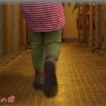 【気味悪い話】深夜に帰宅して郵便受けをチェックしてたら、パタパタッと足音がして小さな女の子が走って来た。目が合うと道路の方に走って行って「いたよ！」と誰かに言う声がした。気味が悪くて急いで部屋に入り、ドアの覗き穴から外を見てみると・・・