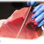 【衝撃体験】新人に包丁の使い方を教えたら2日でベテラン並みになった。ある日いつもとは逆の作業台で作業をしてたんだけど、その子の作業が急に遅くなった。その原因は…