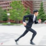 【和み】駅前の人混みで「あのーすみませーん」誰に声かけてるのか振り返ったら、結構なスピードで走ってるお兄さんとすれ違いさらにその後ろを女の子が走って叫んでる。