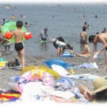 【相談】生後１ヶ月未満の赤ちゃんを連れて海水浴に来る友人。皆で反対するも「迷惑かけてないじゃん！」と聞く耳持たず。でも赤ちゃんの肌は真っ赤で…どうしたら…。