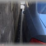 【近隣トラブル】自宅奥の建売住人たちの車がうちの私有地に入り込んで、芝生をえぐられるわ車を当て逃げされるわ・・・頭にきて、角地に塀建てたら建売住人の車が出せなくなったww