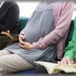 【妊婦の悩み】臨月なのにお腹が目立たないせいで「なんで優先席に座ってるの！」と怒られることが多い。でも揺れるバスでは立ってるのも大変で、この間もつい優先席に座ってしまった。そしたら・・・