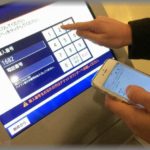 【キチママ】映画館の発券機で操作してたら、後ろに並んでた子連れママが苛立って「チケット買ってからじゃないと買い物できないの！」と子供たちを叱りつけてた。ここではチケット買えないのになあ、と思いながら番号を打ち込んでたら、後ろから凄い視線を感じ振り返ると・・・