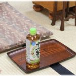 【義理実家のワナ】義実家でペットボトルのお茶を出されたのでそのまま飲んだら、「あ～！コップコップ！」って後から出され…