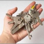 【復讐】夫婦の不在時をあえて狙って合鍵で侵入してはわざと侵入の形跡を残しつつ、鍵を閉めずに帰っていくトメ。