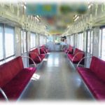 【クズ】電車に乗ってたら女の子が1人で、私のいる車両に入ってきた。よろけたりして危なっかしいので隣に座らせて親が迎えに来るのを待つことにした→駅員室に連行されたんだが？