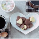 【図々しい親子】ママ友の集まりで持ち寄りおやつを机の上に出してお茶してたら、挨拶もなしに手を出しておやつを何個も食べ出す子供がいた。見かねた私が注意するとその子は…