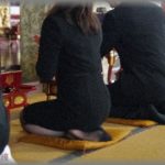 【衝撃の事実】祖父の葬式で、座布団の上で弟がゴソゴソしてるので「ふざけてないでちゃんと座りなさい！」と叱ったら・・・