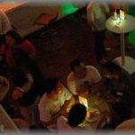 【ムカつく話】クラブで酒を飲んでたら、若い店長が震える声で「あちらのお客様が怒っています。あちらのお席へ来てください」と言ってきた。わけがわからず、理由を問いただしたら・・・