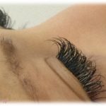 【まつげ妖怪】子供を連れてショッピングモールに行くと、知らないママがバッグを漁りながら「やっと見つけた～♪」と近づいてきた。バッグから取り出したものは…。