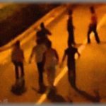 【武勇伝】友人と二人で飲んでたら、路地で高校生くらいの集団に「キャッシュカード渡して暗証番号教えないと殺す」と脅かされた。渋っていると突然殴られた。その時・・・！