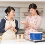 【武勇伝】小姑息子が婚約者を連れて来たんだが、小姑が台所で早速いびってた。その婚約者の姿が20年に姑と小姑にいびられていた頃の自分に重なった私は…。