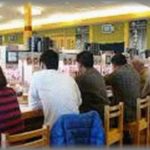 【ずうずうしい話】回転寿司屋カウンター席の隣にオッサンが座った。高い皿ばかり15皿くらいドカ食いしてさっさと帰って行ったんだけど、なぜかオッサンの皿は放置されたまま。食べおわってレジに行ったら・・・！