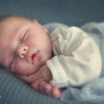 【子育て】「赤ちゃんは言葉なんか分からないから話し掛けたって無駄」という独自の育児論に基づき、まったく話しかけずに子育てした結果…