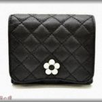 【ムカつく話】スーパーで買い物して袋詰めしてたら、横にいた女にポシェットからマリークワントの財布を引き抜かれた。腕を捕まえたら女が騒ぎ出し、集まってきた野次馬までが「女性物の財布だし、あの男が犯人だ！」と言い出して・・・